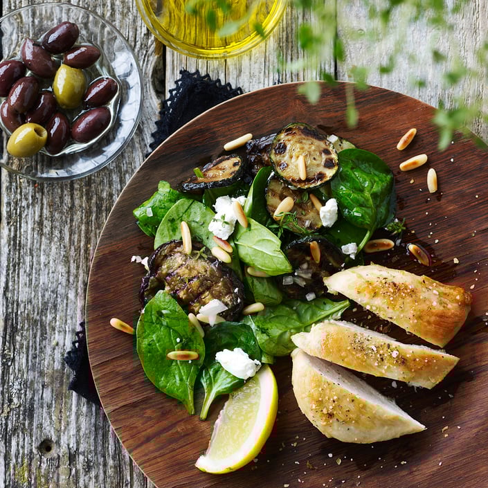 Brystfilet med salat og grillet aubergine