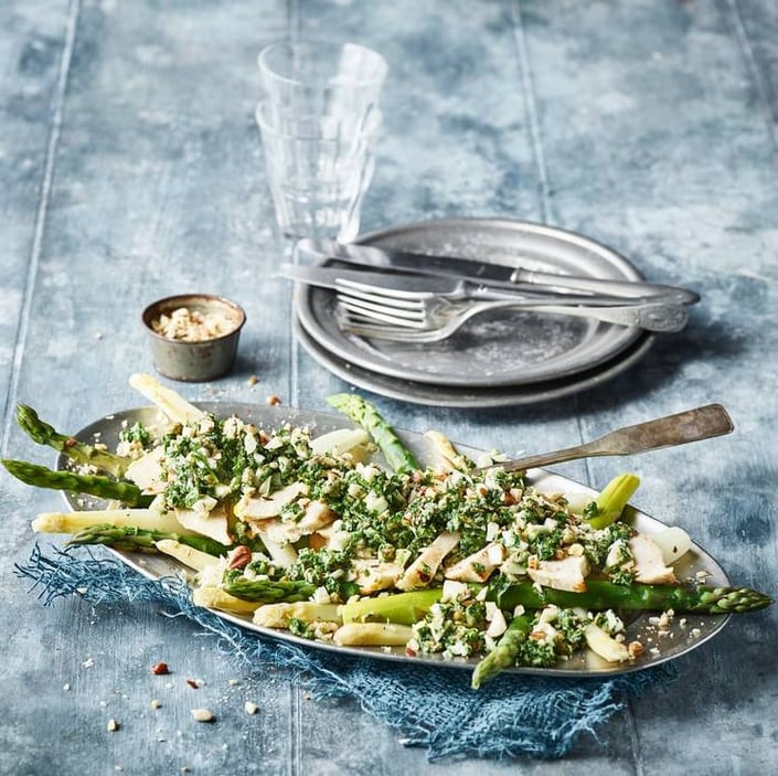 Gyldent kyllingebryst med asparges og vinaigrette