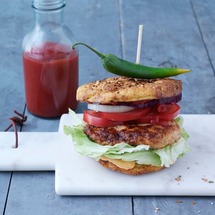 Kyllingeburger i blomkålsbrød