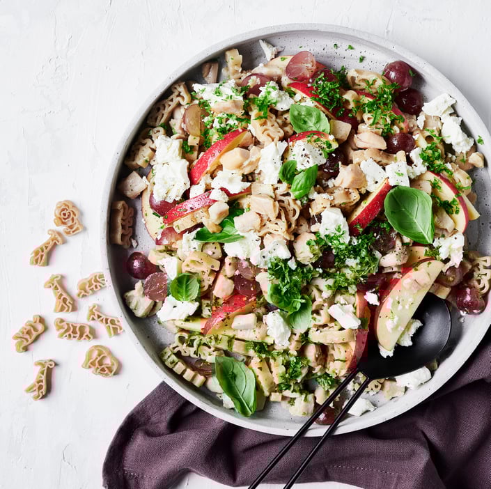 Pastasalat med æbler, druer & stegt kylling
