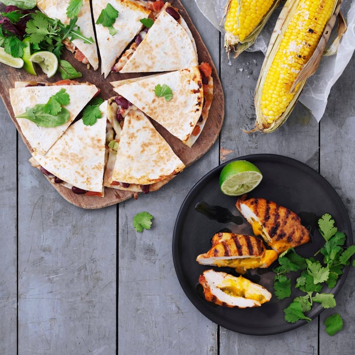 Fyldt brystfilet med cheddar & jalapenos, quesadillas & majs