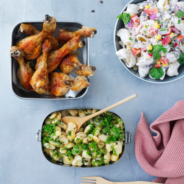 Stegte underlår, varm bønnesalat og cremet makaronisalat