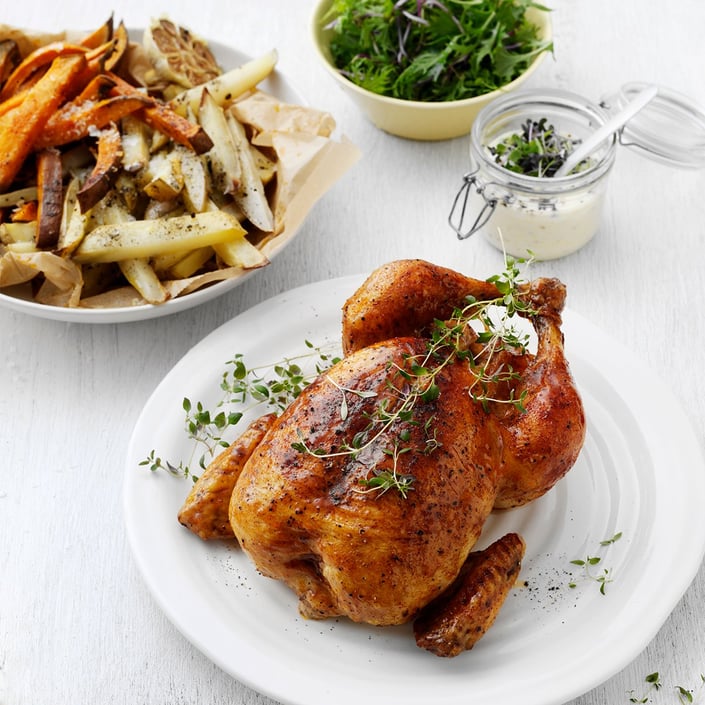 Helstegt kylling med fritter og bagt hvidløgsaioli