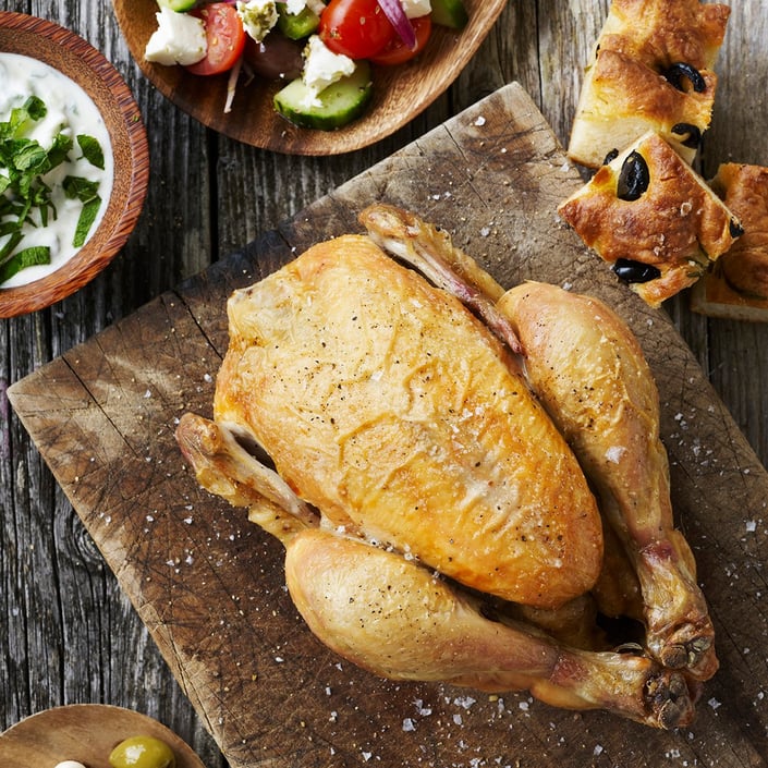 Kylling med myntetzatziki og græsk salat