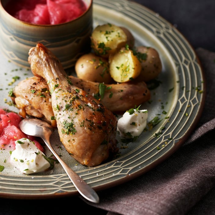 Kyllingelår med æblesalat og blommechutney