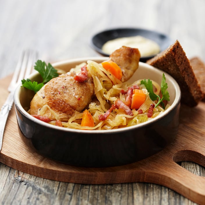 Brunkål med kyllingeunderlår og bacontern