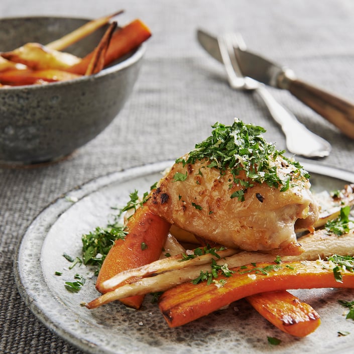 Sprød urtekylling med rodfrugter og gremolata