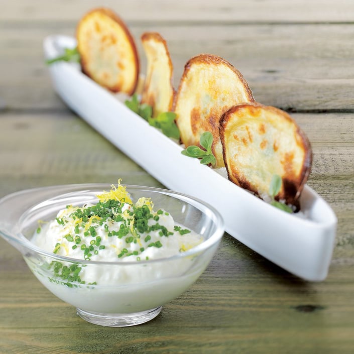 Fyldte kartoffelchips med rygeostdip