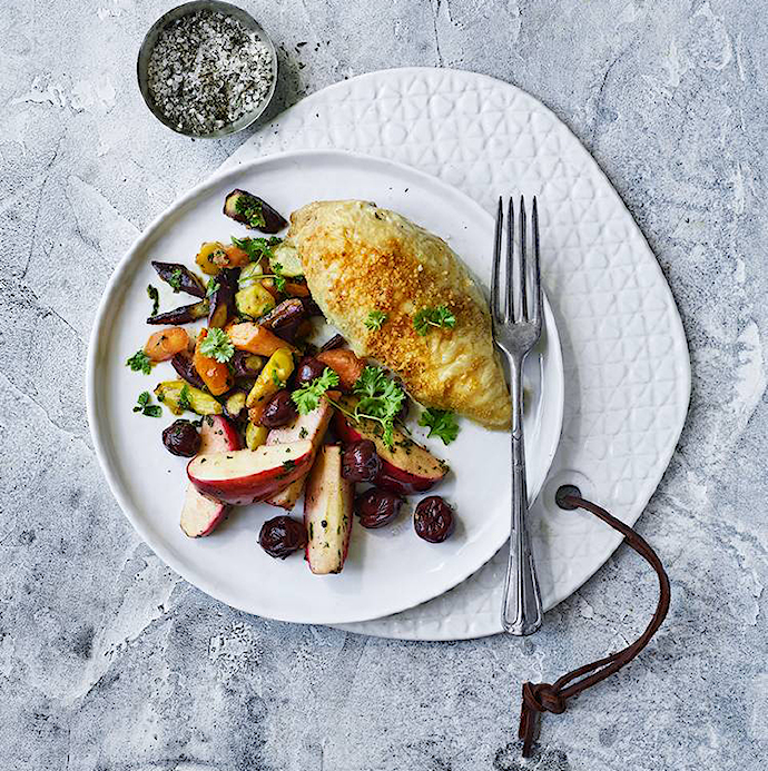 Bryststeg med ciabatta crumb, gulerødder, kirsebær og æbler