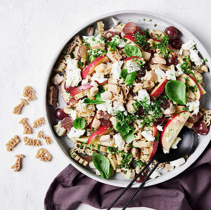 Pastasalat med æbler, druer & stegt kylling