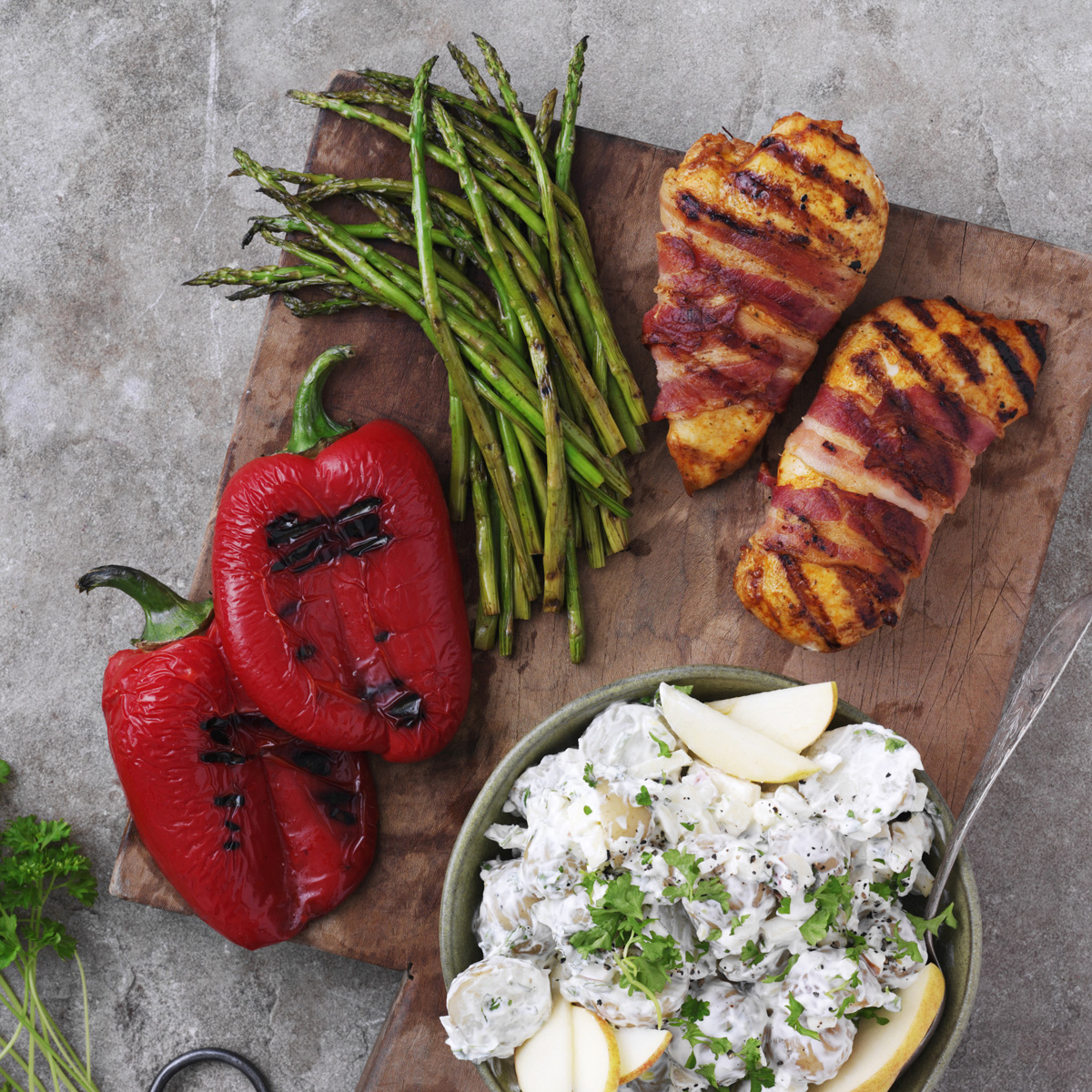 BBQ brystfilet med bacon, grillet peberfrugt og kartoffelsalat