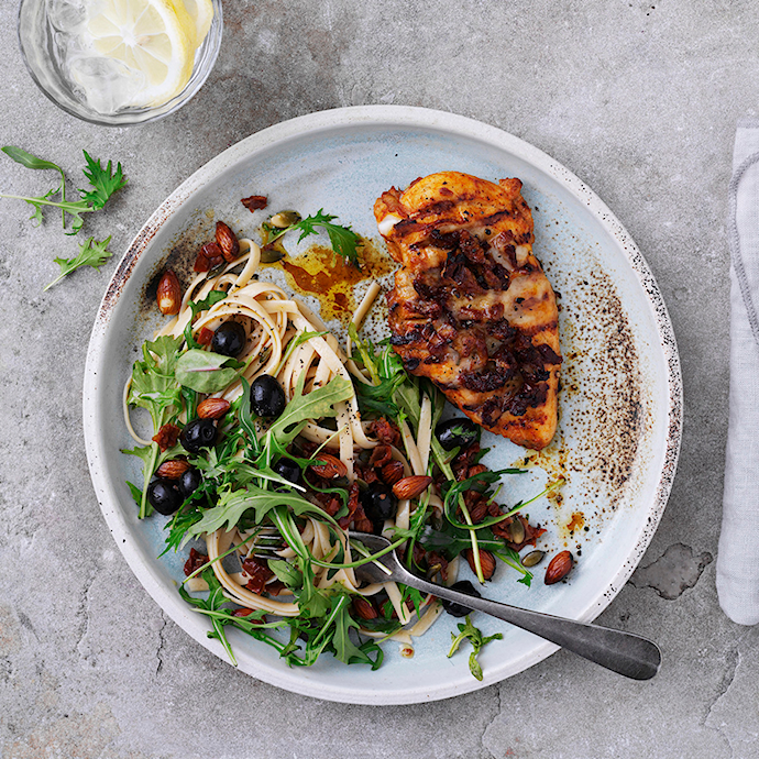 Hasselback BBQfilet med tomat & mozzarella og lun pastasalat
