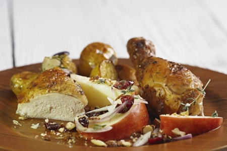 Fyldt kylling med ovnbagte kartofler og æblesalat