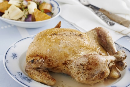 Ovnstegt kylling med krydderurter og rødder