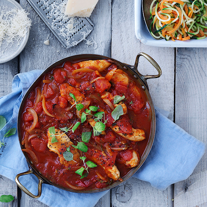 Kylling i tomatsauce med squash og gulerods spirelli