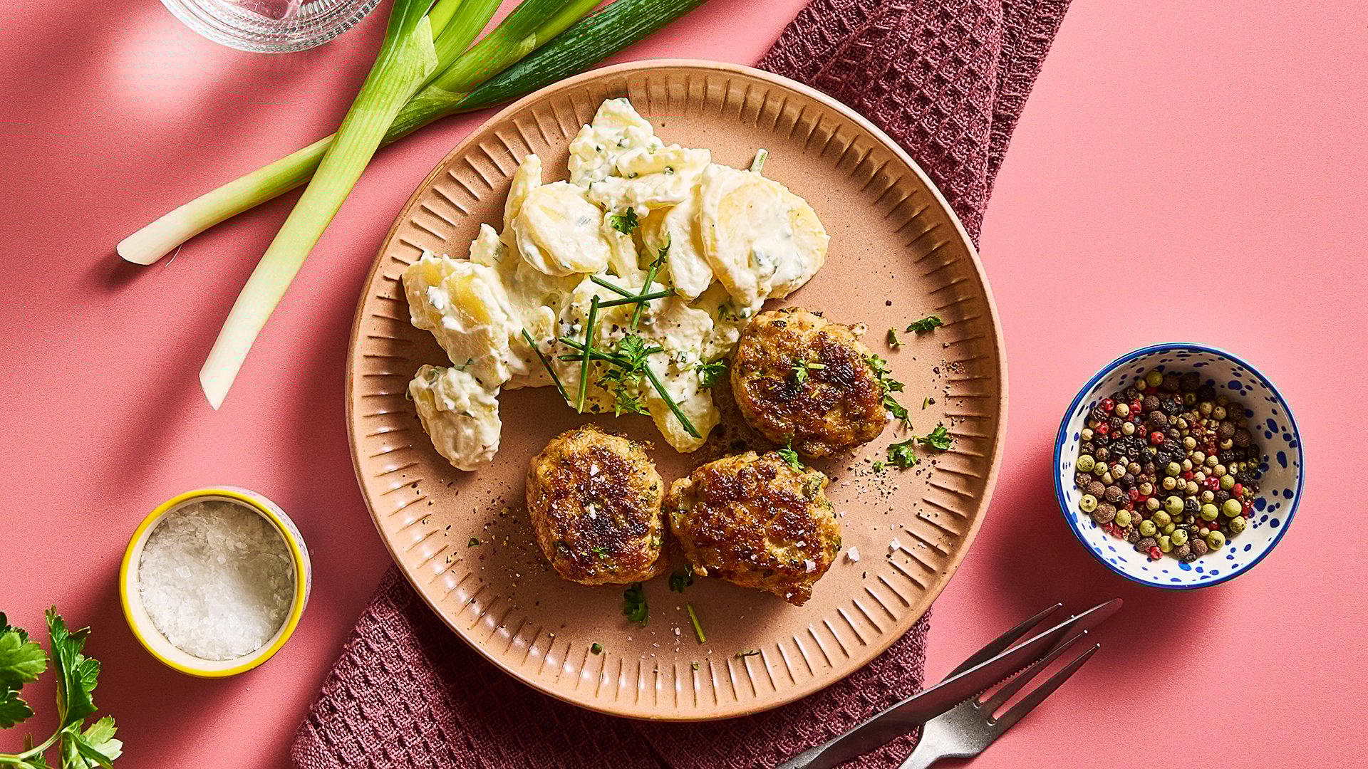 Kyllingefrikadeller og blomkåls-kartoffelsalat