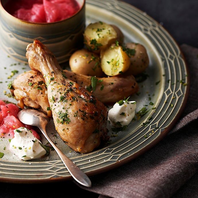 Kyllingelår med æblesalat og blommechutney