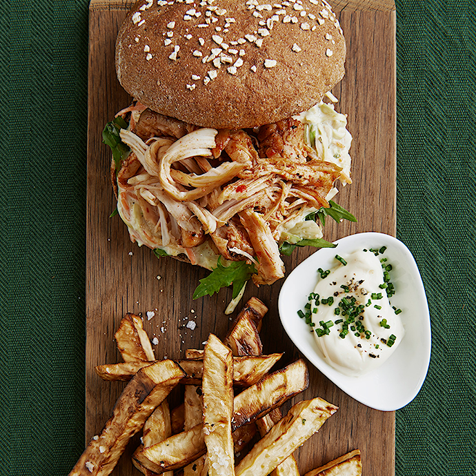 Pulled chicken burger med coleslaw