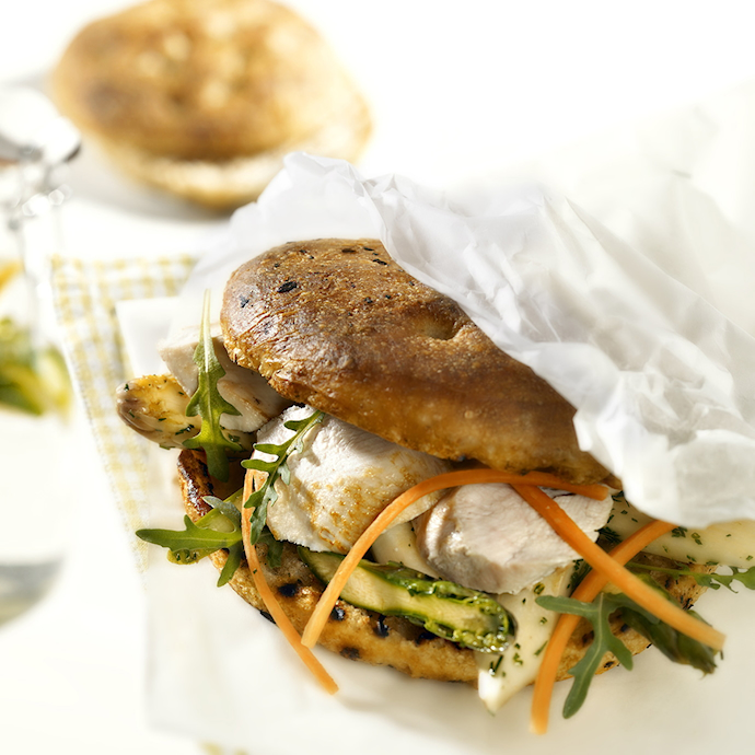 Focaccia sandwich med stegt kyllingebryst og asparges