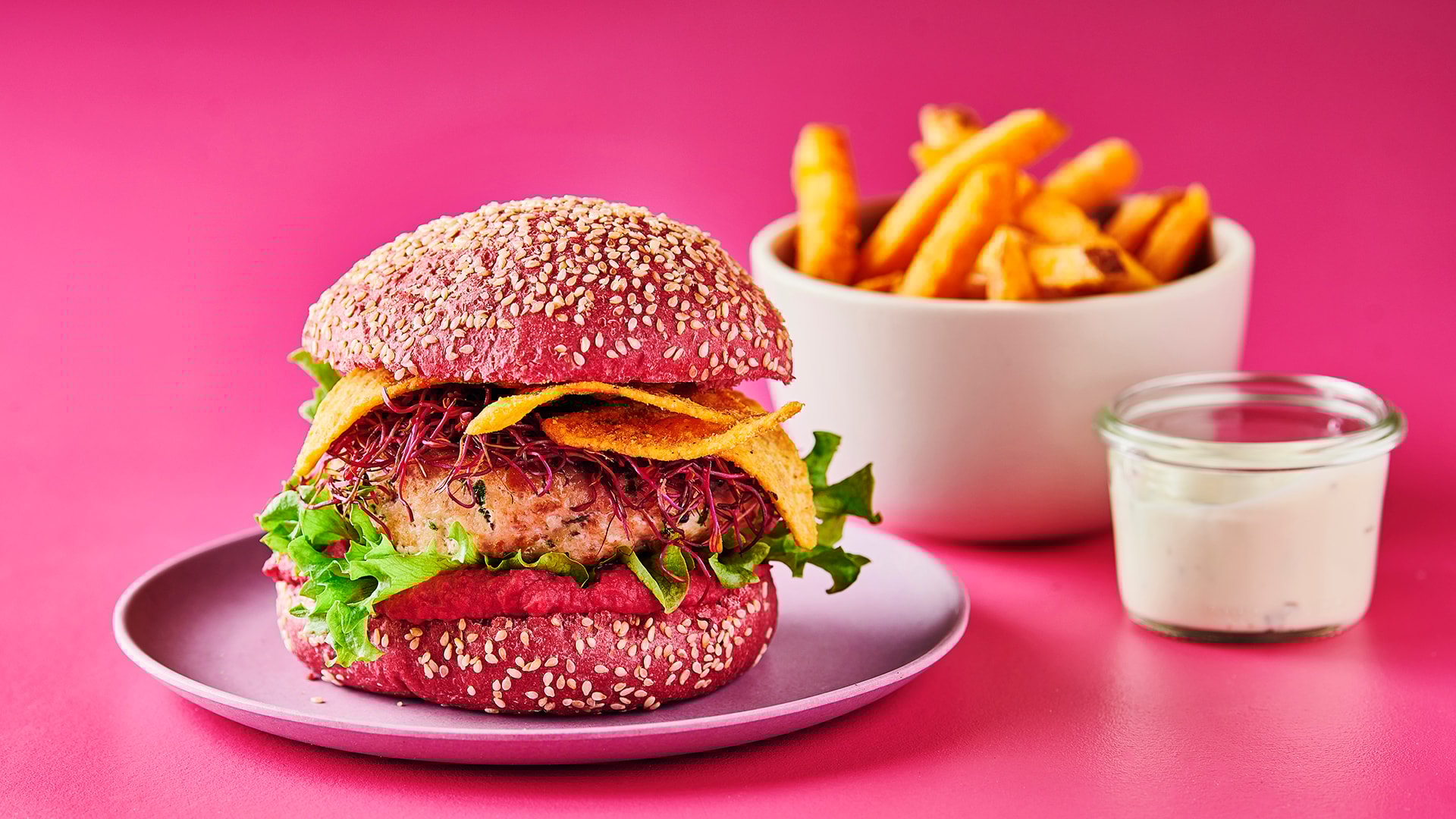 Kyllingeburger med nachos og rødbedehummus