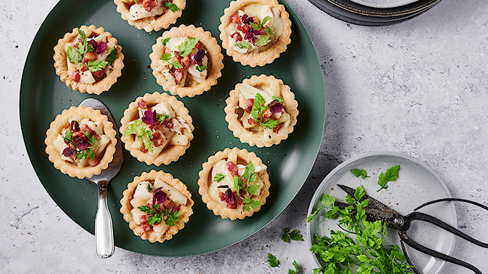 Kyllingetarteletter med aspargessauce og bacon
